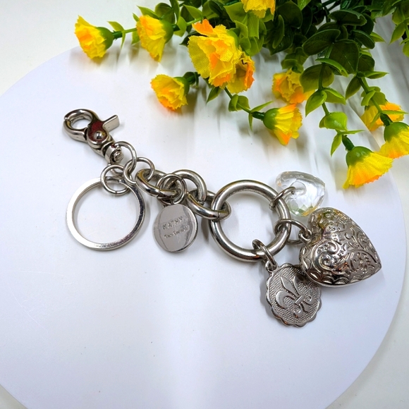 Kathy Von Zeeland Signed Designer Vintage Heart and Fleur de Lis Keychain - Picture 1 of 4
